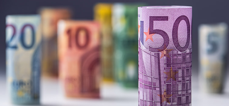 Pevný svazek koruny a eura končí. Jak se dotkne investic?